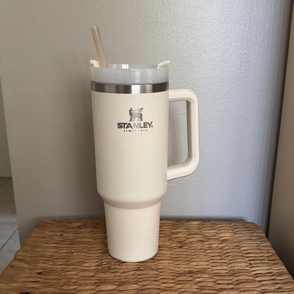 Stanley Cream Insulated Travel Mug with Handle - Picture 7 of 7